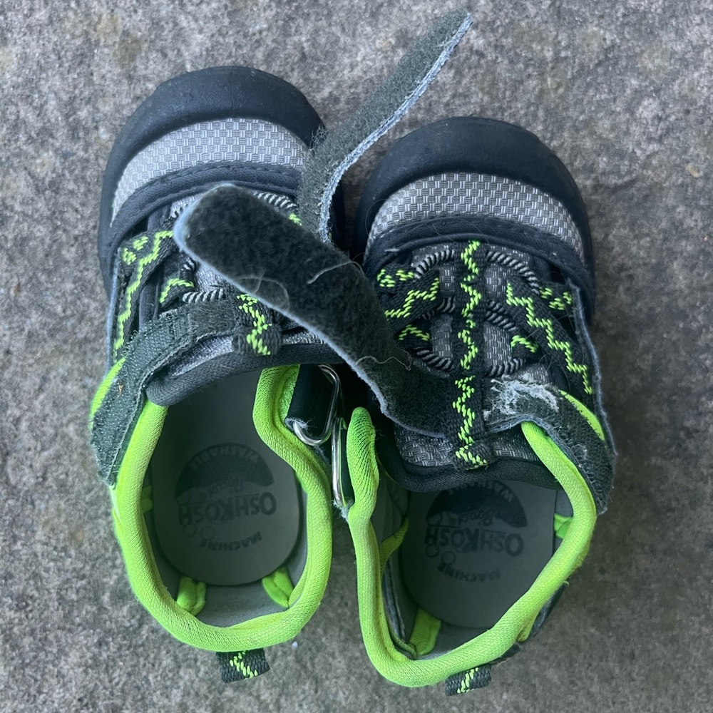☀️2/10$☀️ OshKosh B'gosh Toddler Water Shoes with Green Accents